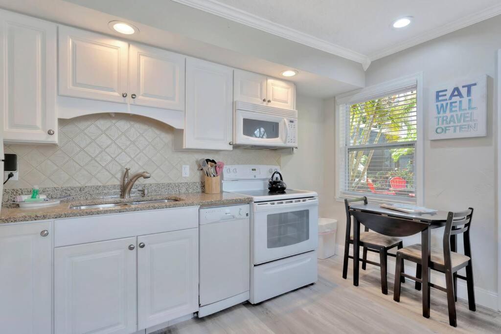 Sea Gem One Bed One Bath Charmer Steps To Beach Bradenton Beach Εξωτερικό φωτογραφία
